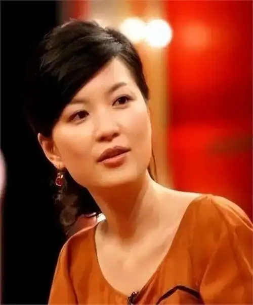 主持人陈蓉,因为虚荣及时行乐,从东方卫视一姐蜕变成众矢之的