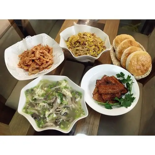 堂妈家的美味午餐,糖醋带鱼,油煎小白虾,家常炖豆瓣,蘑菇蛋花汤,烧饼