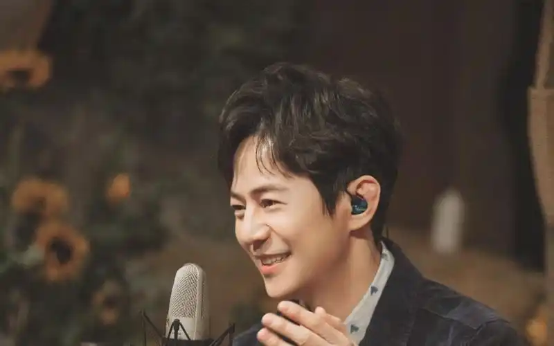 电脑壁纸 明星 大陆明星 暖心男神何炅春日休闲时尚写真