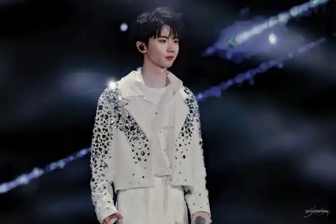 海口理想之途演唱会」属于舞台95@时代少年团队长-马嘉祺(p1-p9唱歌