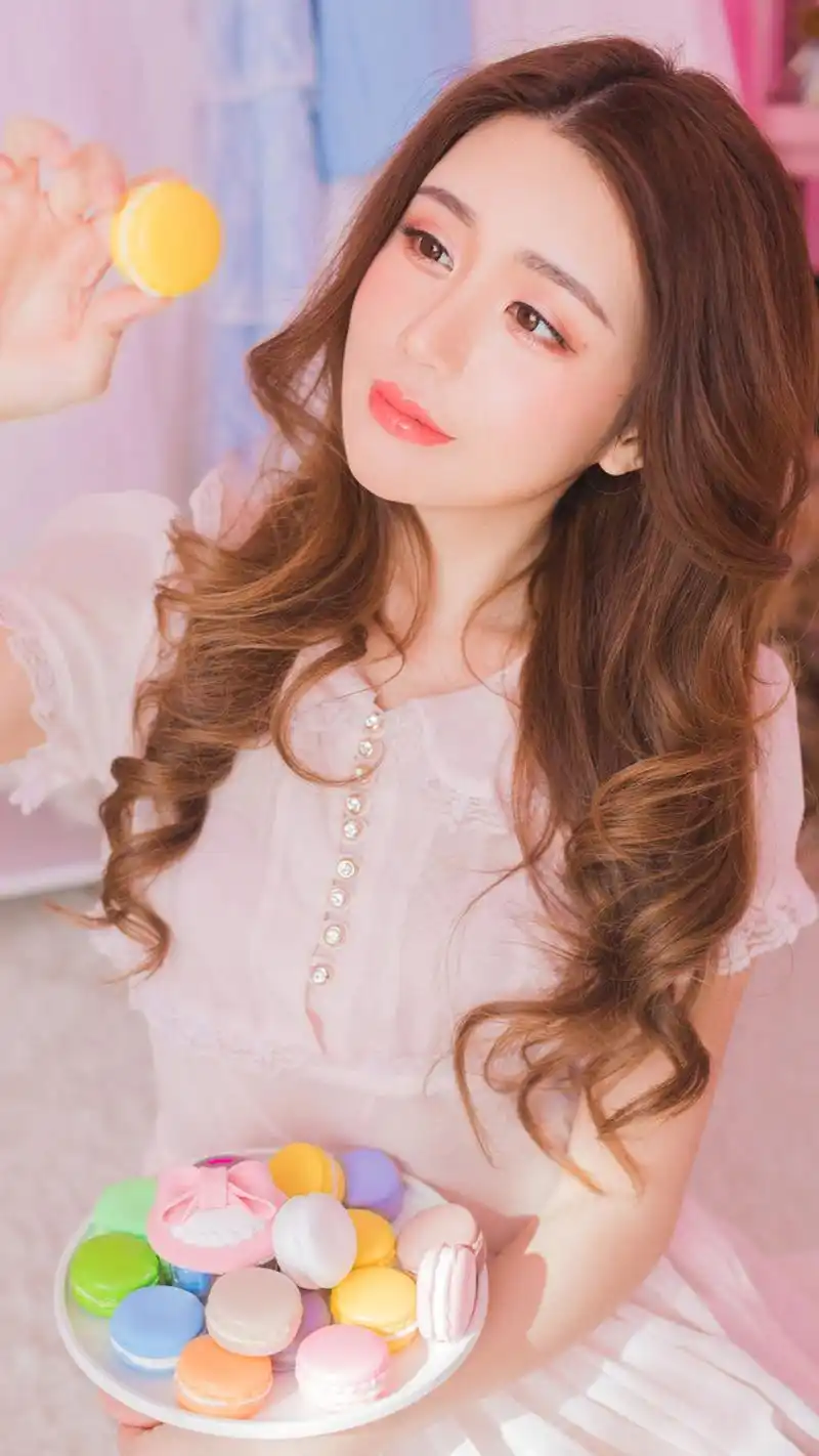 大眼睛美女粉嫩诱人写真图片手机壁纸