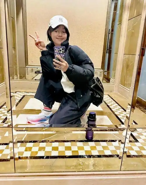 纪实白百何晒短发照清爽干净戒指很晃眼状态格外的好