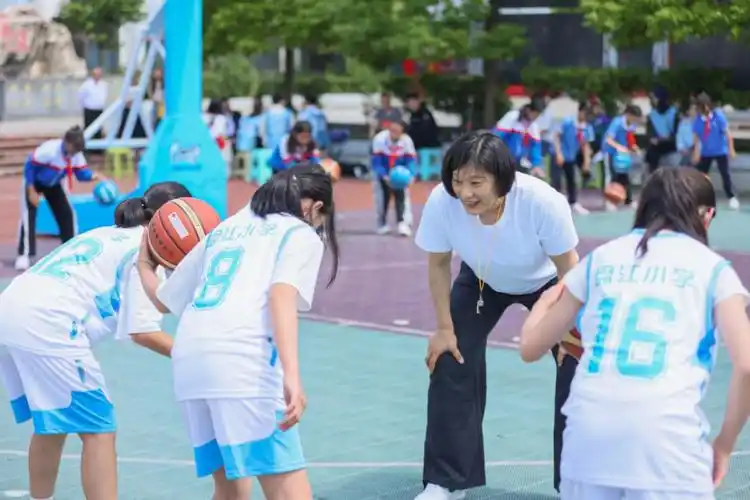 活动当天,前篮球国手李昕和马健作为"代班体育老师"为盘江小学的同学