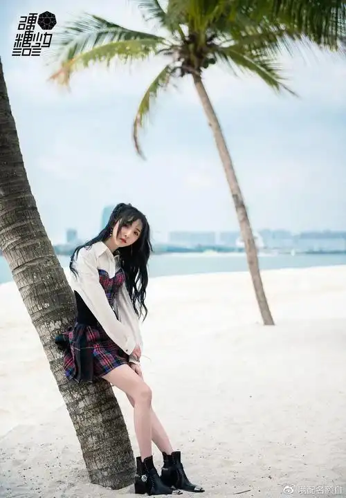 3月19日,泰国女星郑乃馨最新活动造型曝光,猫系造型