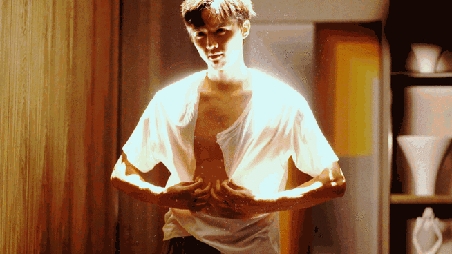 周峻纬腹肌线条