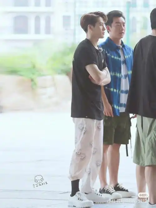 跟着王嘉尔买鞋