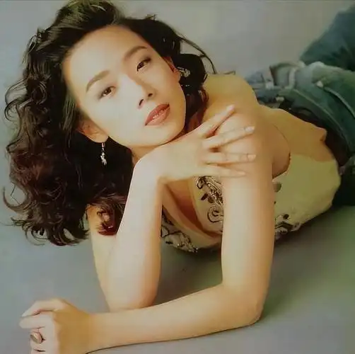 2019年,凭着新专辑《0》又一次获得金曲天后,她淡淡地说:"感谢肯定,会