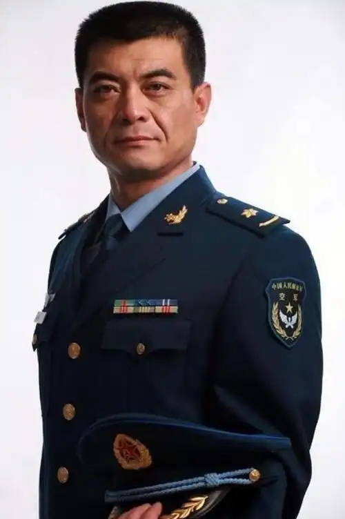 帮王新军成名,却没能留住他,唐静发誓一生不再婚,全心陪伴儿子