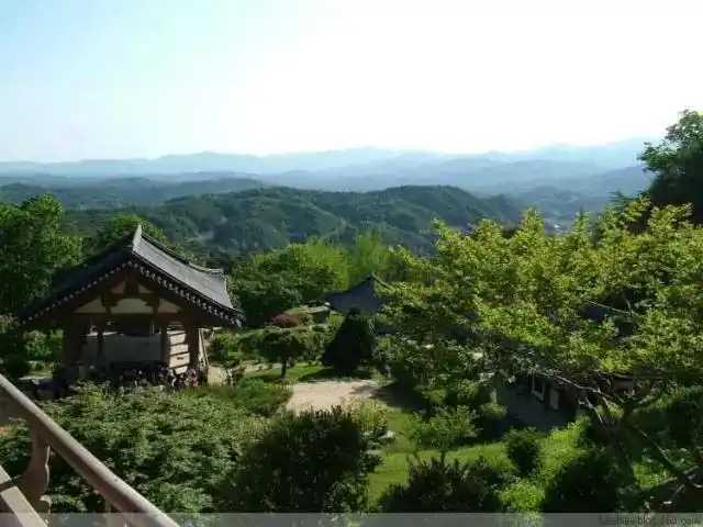 小白山,旧称白虎山,以其状如头北尾南的一只卧虎,且位于吉林城西,按