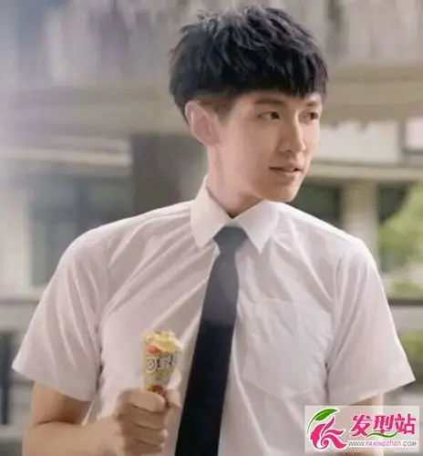 男生桃心刘海发型图片中间长两边短打造最帅小鲜肉