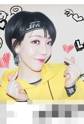 首页 玩发型 短头发 女生短发怎么戴发带好看 运动风范的短发配发带