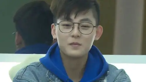 周晨晞遭何丽花式下套被迫答应穿裙子满脸尴尬