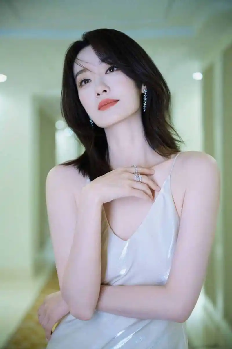 张小斐穿白色吊带裙,皮肤白嫩优雅迷人!