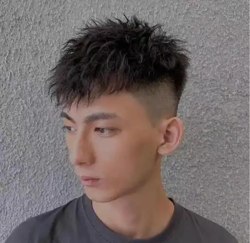 在时尚的海洋中,一款两侧铲短的发型以其简洁大方的风格备受青睐.