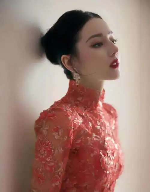 9月23日,迪丽热巴参加了冠珠瓷砖的新品发布会,旗袍装绝美