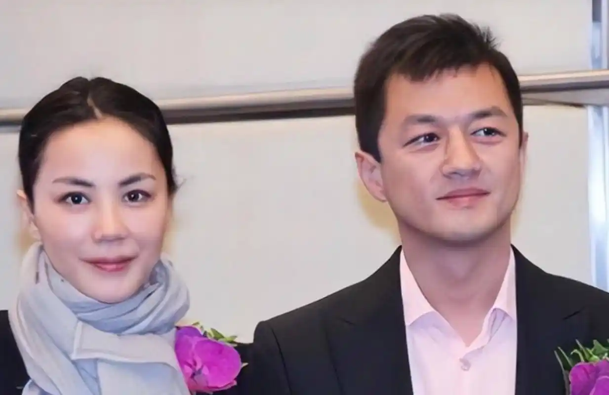 有一次,王菲和李亚鹏一家人一起吃饭,王菲当着4个保姆和2个孩子还有