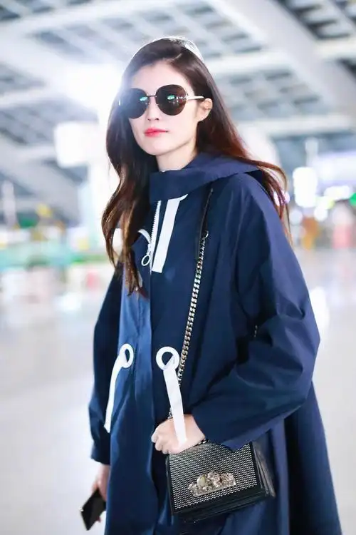 超模何穗机场街拍化身行走的衣架