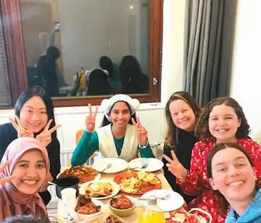 在芬兰和同学一起包饺子(留学记)