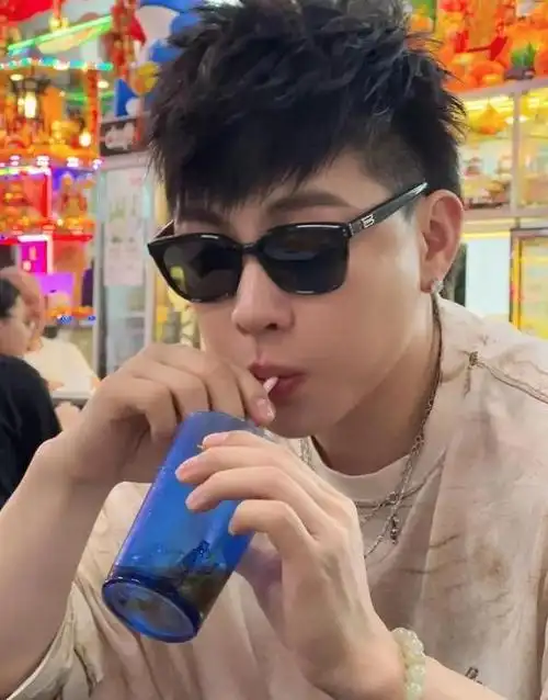 胡彦斌深夜吃街边档被质疑整容惊呆网友手串看上去价格不菲