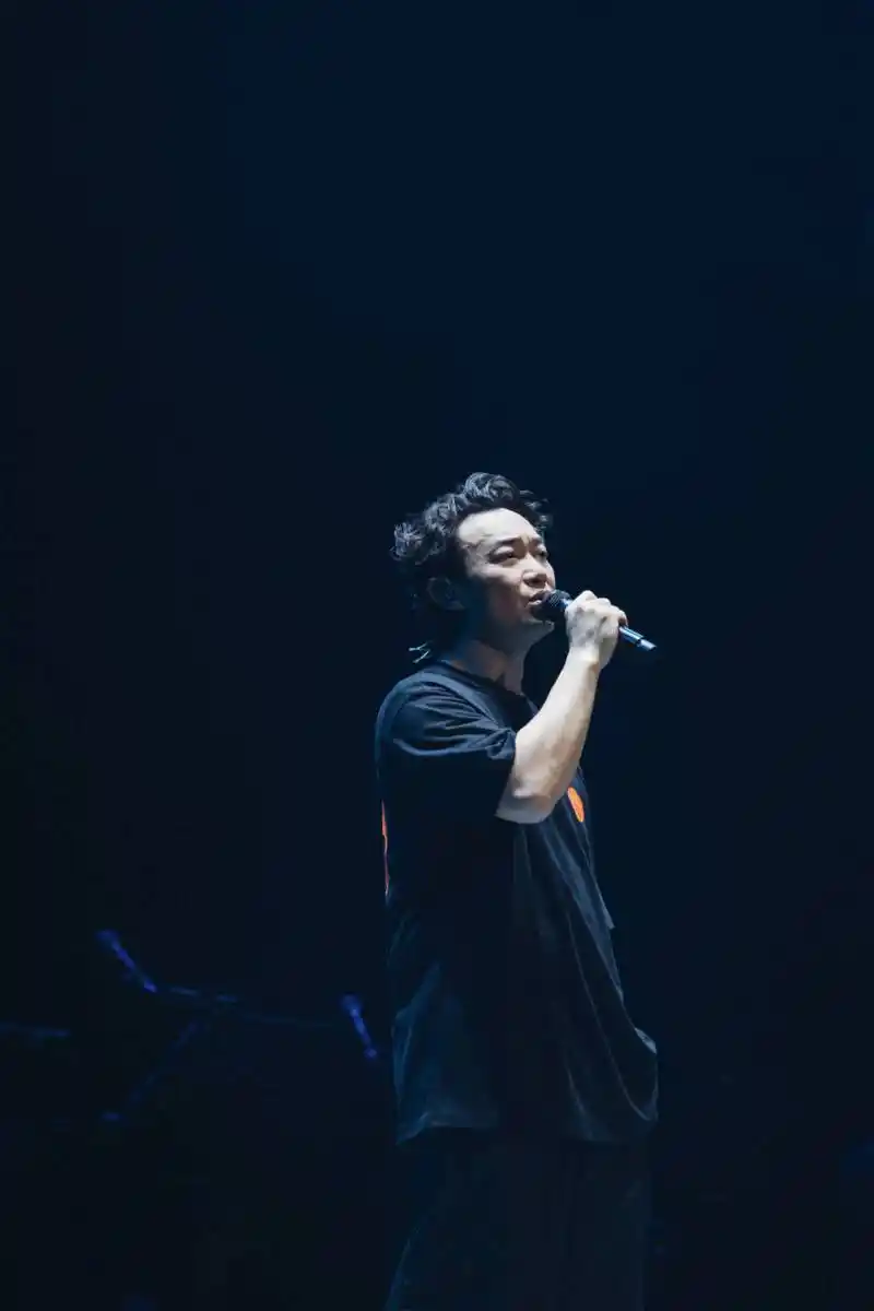 陈奕迅广州演唱会尾场再唱新歌,现场畅聊mv幕后故事