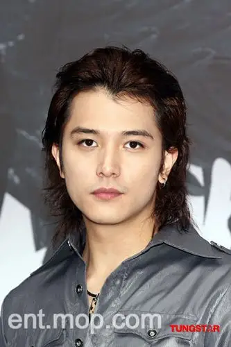 以下以邱泽为例,帮你感受一下不同的头发长度,以及不同发型带来的截然