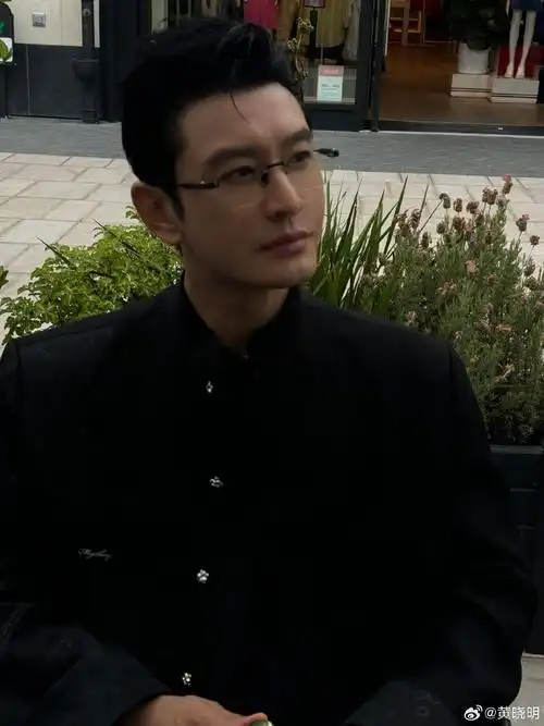 给黄晓明拍的照片好有氛围感,梦回许文强了虞书欣人好看拍照也好看