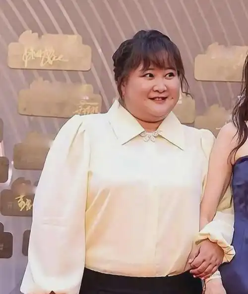 贾玲又胖了!与张小斐走红毯臃肿身材成焦点,网友担忧其健康问题