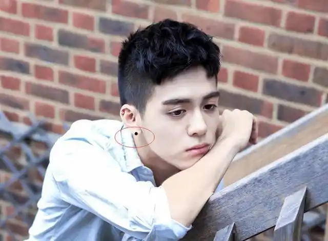 耳垂一般是人的耳朵的福相之处,所以耳垂有痣的男人,是象征着大富大贵