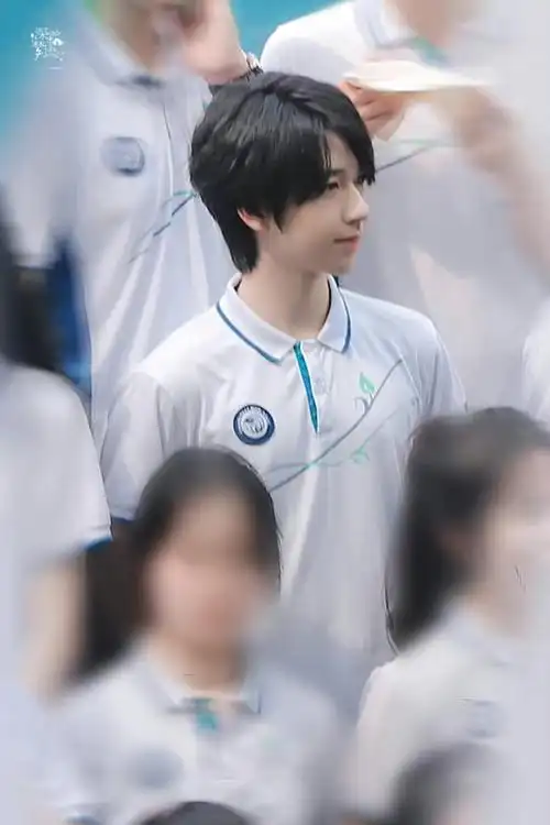 贺峻霖回校拍毕业照