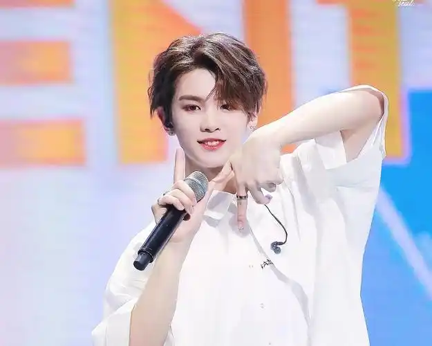 黄明昊十九岁生日上海外滩无人机应援