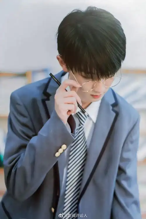 马嘉祺眼镜杀#马嘉祺能不能金丝眼镜半永久啊06带眼镜的马嘉祺好苏