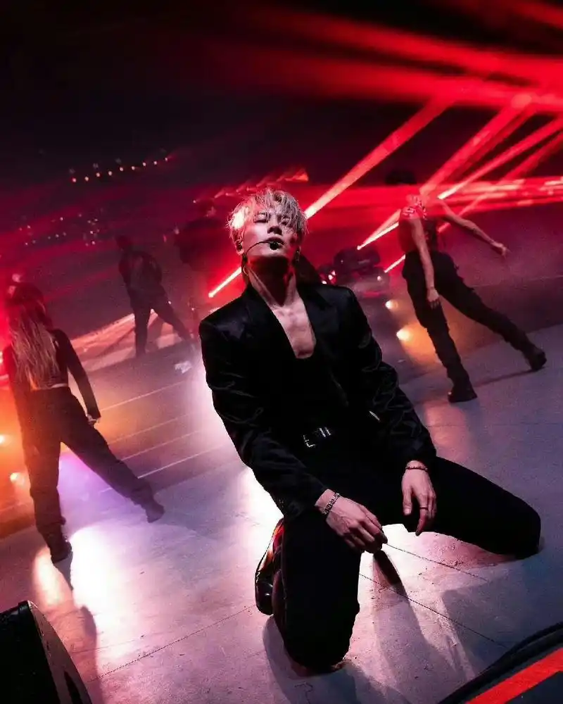 王嘉尔这次妆造真的让人眼前一亮,而且舞台剧情满满,全能王嘉尔在舞台