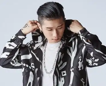 男生两边剃掉的发型 男生莫西干帅气显脸小发型