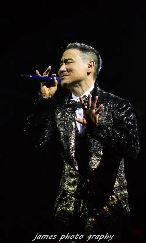 看着张学友经典的兰花指手势和独特的拿麦克风姿势,伴随着如果爱结束