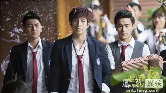 《老师晚上好》曝圣诞海报 李东健关晓彤暖萌来袭