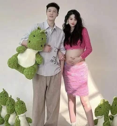 球球在社交媒体上晒出了一家三口的牵手照,小陈皮身体健康,小手有力地