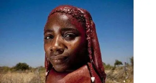 世界上最脏的女人她们以脏为美一生都不洗澡用牛粪当饰品