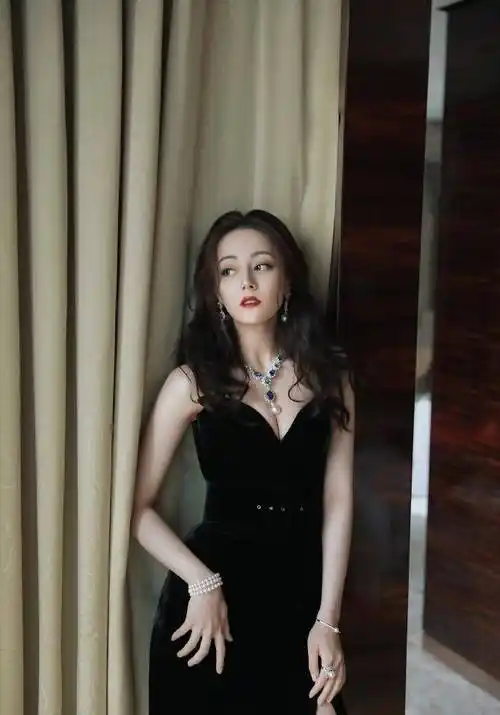 原创迪丽热巴真放得开领口这么低的抹胸裙也敢穿被事业线撩到了