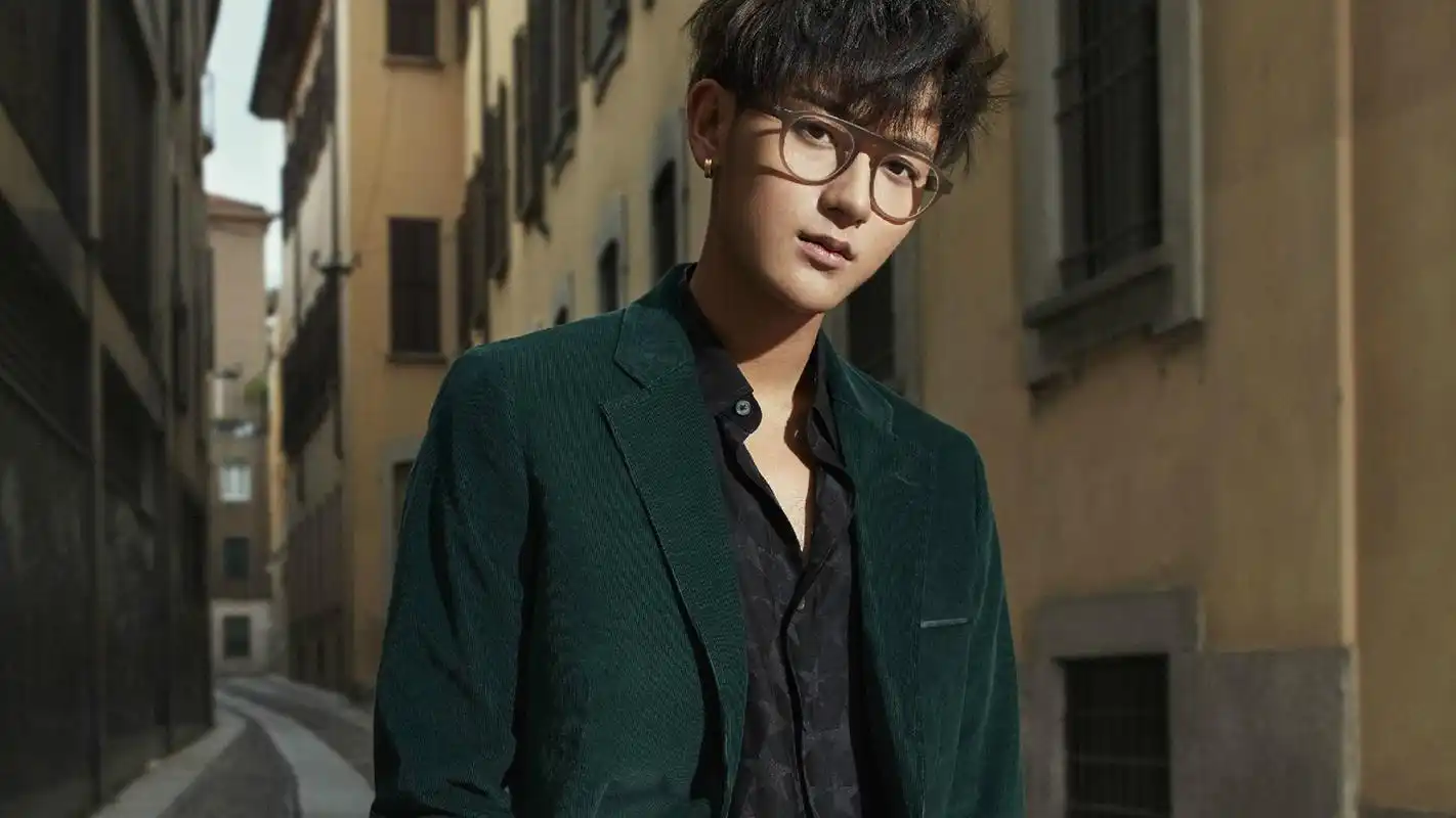 内地明星黄子韬明星风尚壁纸2