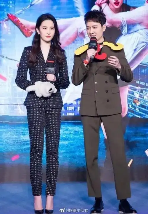 刘亦菲与男明星合影