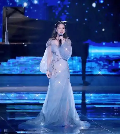 李沁的衣品很在线穿雾霾蓝连衣纱裙气质清新淡雅美得像个仙子