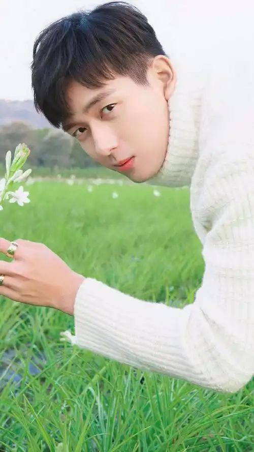 李现帅气休闲写真,高清图片,手机锁屏桌面-壁纸族