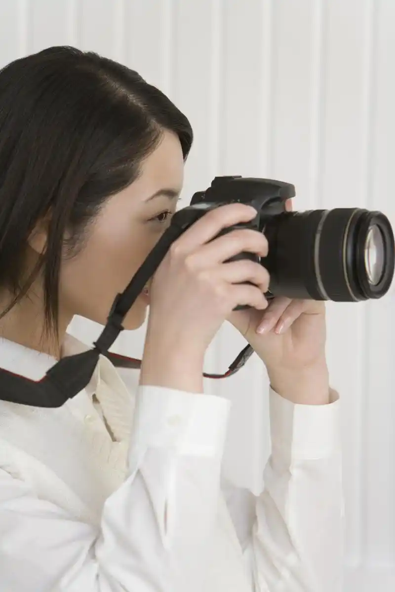 专业摄影师,有哪些专业的持机姿势? 1. 双手持机姿势.