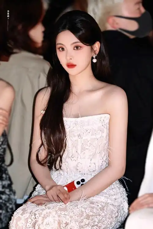 杨超越钉珠蕾丝裙##杨超越上海时装周