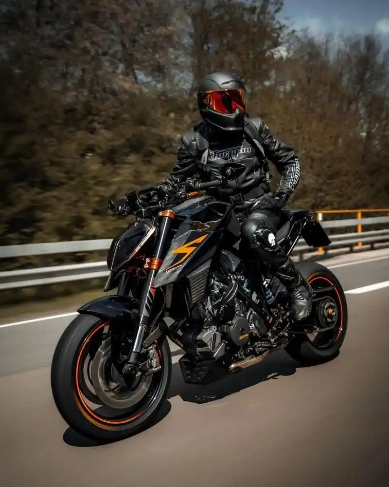 ktm 1290:跨越极限的掌控力 ktm 1290是一款真正的极限摩托车,它代表