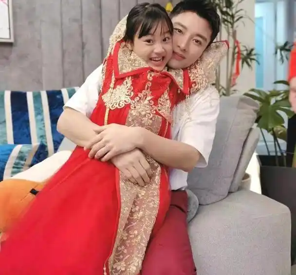 贾乃亮法国逛街清空lv店引老外注目甜馨早已验证父亲实力