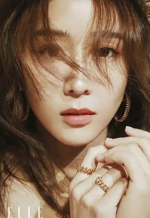 张钧甯两大时尚刊来袭!一袭绿色长裙美成森系女孩,气质女神超飒_造型