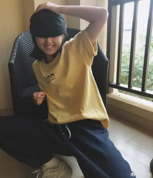 张子枫夏日居家照第四弹