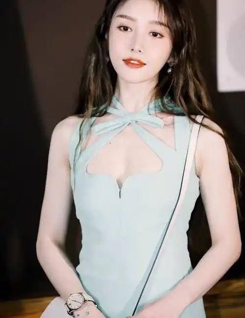 都说白袜显腿粗,姜贞羽竟穿出奶棒腿,老天果然是不公平的_设计_极具