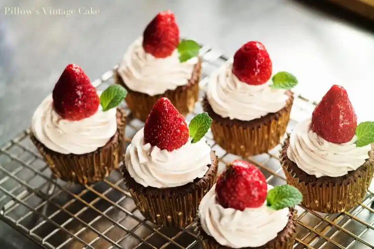 定制的草莓cupcake